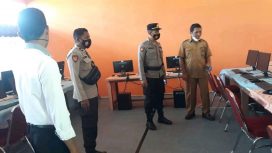 Polsek Palu Barat saat melakukan olah TKP di SMP 8 Palu. Foto: Istimewa