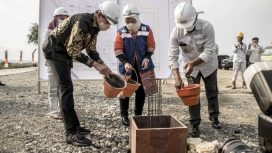 Menaker Ida Fauziyah Letakkan Batu Pertama IMIP Training Ground di Morowali, Sulawesi Tengah, Kamis, 25 November 2021. Foto: Istimewa