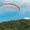 Salah satu atlet Paralayang saat take off dari Bukit Penasaran Tinombo, dalam lomba Kejuaraan Paralayang KTM Celebes Friendly Open Gubernur Cup 1 tahun 2021 di Kabupaten Parigi Moutong, Sulawesi Tengah, Jumat, 26 November 2021. Foto: Diskominfo Parimo