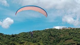Salah satu atlet Paralayang saat take off dari Bukit Penasaran Tinombo, dalam lomba Kejuaraan Paralayang KTM Celebes Friendly Open Gubernur Cup 1 tahun 2021 di Kabupaten Parigi Moutong, Sulawesi Tengah, Jumat, 26 November 2021. Foto: Diskominfo Parimo