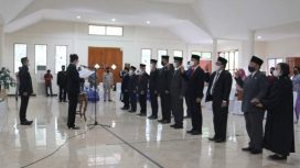 Bupati Poso Verna Inkiriwang melantik sembilan pejabat Pimpinan Tinggi Pratama di lingkungan Pemerintah Kabupaten (Pemkab) Poso, Kamis (23/12) di Gedung Torulemba, Kantor Bupati Poso. Foto: Istimewa
