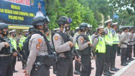 Personel gabungan yang terlibat Operasi Lilin Tinombala 2021 mengikuti apel gelar pasukan di Halaman Mapolres Palu, Kamis, 23 Desember 2021. Foto: Tim PaluPoso