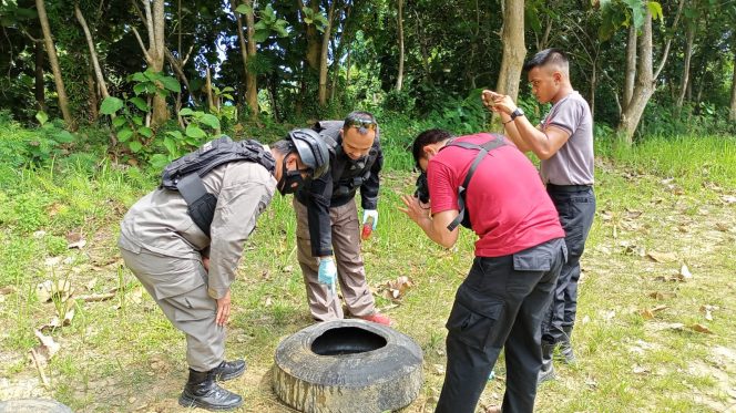 
 Tim Detasemen Gegana Satbrimob Polda Sulteng yang tergabung dalam Satgas Operasi Madago Raya melaksanakan disposal terhadap bom dan detonator di Mako Detasemen B Satbrimob Polda Sulteng di Poso, Rabu, 26 Januari 2022. Foto: Humas Satgas Operasi Madago Raya