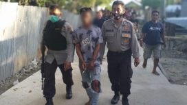 Pelaku pembunuhan ayah kandungnya sendiri saat diamankan Polisi Resor Palu. Foto: Dok. Polsek Palu Barat
