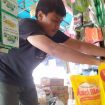 Salah satu pedagang di Pasar Inpres Manonda Kota Palu saat merapikan dagangannya, Minggu (14/11). Foto: Tim PaluPoso