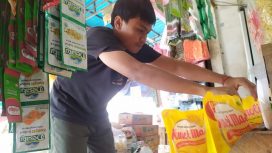 Salah satu pedagang di Pasar Inpres Manonda Kota Palu saat merapikan dagangannya, Minggu (14/11). Foto: Tim PaluPoso