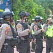 Sejumlah personel gabungan yang terlibat Operasi Lilin Tinombala 2021 mengikuti apel gelar pasukan di Halaman Mapolres Palu, Kamis (23/12). Foto: Tim PaluPoso