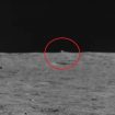 Gambar dari robot penjelajah Yutu 2 milik China menunjukkan objek misterius berbentuk kubus di Bulan. Foto: CNSA/Our Space