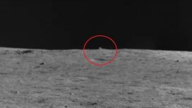 Gambar dari robot penjelajah Yutu 2 milik China menunjukkan objek misterius berbentuk kubus di Bulan. Foto: CNSA/Our Space