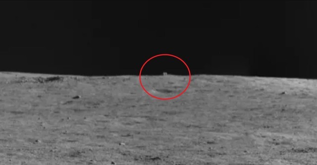 
 Gambar dari robot penjelajah Yutu 2 milik China menunjukkan objek misterius berbentuk kubus di Bulan. Foto: CNSA/Our Space
