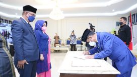 Gubernur Sulawesi Tengah Rusdy Mastura didampingi Ketua Tim Penggerak PKK Dr. Vera Rompas Mastura. Foto: Humas Pemprov Sulteng