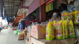 Suasana sepi terlihat di Pasar Inpres Manonda Palu, pada Minggu (14/11). Foto: Palu Poso