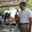 Kepala DKP Sulteng Arif Latjuba mengunjungi stand UMKM untuk melihat hasil olahan produk UMKM yang dipasarkan di Pasar UMKM Maroso, Kamis (9/6/2022), di halaman Kantor DKP Sulteng. Foto: Istimewa 