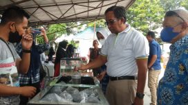 Kepala DKP Sulteng Arif Latjuba mengunjungi stand UMKM untuk melihat hasil olahan produk UMKM yang dipasarkan di Pasar UMKM Maroso, Kamis (9/6/2022), di halaman Kantor DKP Sulteng. Foto: Istimewa 