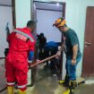 Personel Damkar Kota Palu saat membersihkan rumah warga korban banjir di Huntap I Tondo. Foto: IIM 