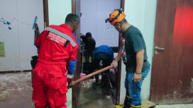 Personel Damkar Kota Palu saat membersihkan rumah warga korban banjir di Huntap I Tondo. Foto: IIM 