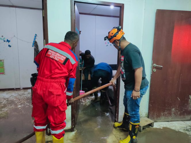 
 Personel Damkar Kota Palu saat membersihkan rumah warga korban banjir di Huntap I Tondo. Foto: IIM 