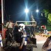 Sejumlah OPD menertibkan papan-papan reklame yang berada di atas trotoar di Jalan Juanda, Kota Palu, Sulawesi Tengah, pada Selasa malam, 9 Agustus 2022. Foto: Dok. Pemkot Palu