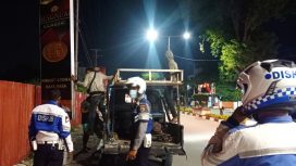 Sejumlah OPD menertibkan papan-papan reklame yang berada di atas trotoar di Jalan Juanda, Kota Palu, Sulawesi Tengah, pada Selasa malam, 9 Agustus 2022. Foto: Dok. Pemkot Palu