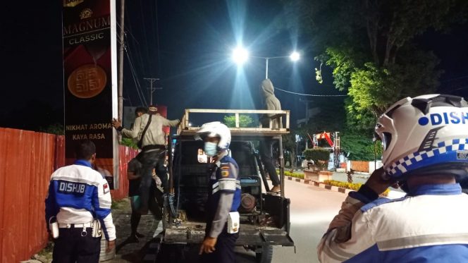 
 Sejumlah OPD menertibkan papan-papan reklame yang berada di atas trotoar di Jalan Juanda, Kota Palu, Sulawesi Tengah, pada Selasa malam, 9 Agustus 2022. Foto: Dok. Pemkot Palu