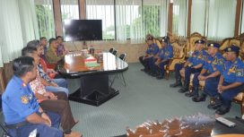 Wali Kota Palu H.Hadianto Rasyid melepas peserta aparatur sipil negara (ASN) Magang dari Dinas Pemadam Kebakaran dan Penyelamatan Kota Palu ke Damkar Provinsi DKI Jakarta. Foto: Dok. Pemkot Palu