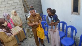 Wali Kota Palu Hadianto Rasyid serahkan bantuan paket Stunting ke warga. Foto: Istimewa
