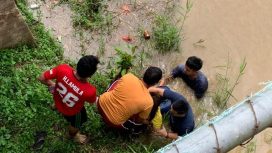 Seorang wanita inisial M asal Kabupaten Banyuwangi, Provinsi Jawa Timur, nekat terjun di Jembatan Tompira yang membelah sungai Laa di Desa Tompira, Kecamatan Petasia Timur, Kabupaten Morowali Utara. Foto: Istimewa