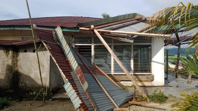 
 Rumah Warga Desa Pendolo, Kecamatan Pamona Puselemba, Kabupaten Poso, rusak diterjang angin puting beliung, Selasa, 29 November 2022. Foto: Istimewa