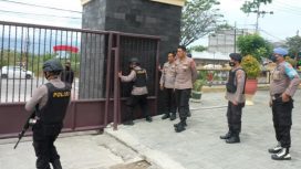 Kapolda Sulteng, Irjen Pol Rudy Sufahriadi mengecek keamanan di Pos jaga Markas Polda Sulteng, Rabu, 7 Desember 2022. Foto: Istimewa