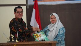 Wakil Wali Kota Palu dr Reny Lamadjido saat menerima Hasil Laporan Pemeriksaan BPK Semester II Tahun 2022. Foto: Dok. Pemkot Palu