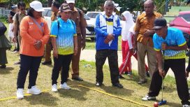 Bupati Parigi Moutong, Samsurizal Tombolotutu perkenalkan olahraga Gateball kepada guru dan Kepala Sekolah. Foto: Dok. Diskominfo Parimo