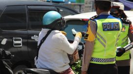 Ilustrasi Polisi Lalu Lintas melakukan tilang manual. Foto: Istimewa