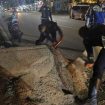 Dishub Kota Palu bersihkan tumpukan material yang menutupi bahu jalan raya di depan SD Inpres 1 Lolu, Jalan Kartini, Kota Palu. Foto: Istimewa