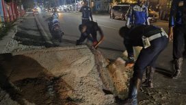 Dishub Kota Palu bersihkan tumpukan material yang menutupi bahu jalan raya di depan SD Inpres 1 Lolu, Jalan Kartini, Kota Palu. Foto: Istimewa