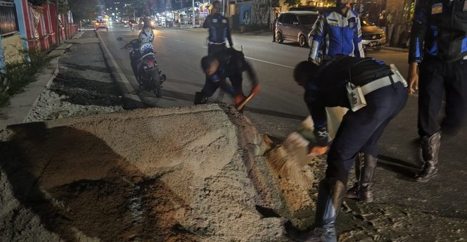 
 Dishub Kota Palu bersihkan tumpukan material yang menutupi bahu jalan raya di depan SD Inpres 1 Lolu, Jalan Kartini, Kota Palu. Foto: Istimewa