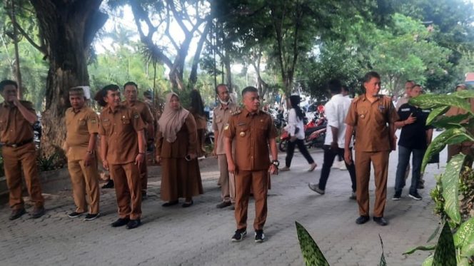
 Sidak Wali Kota Palu Hadianto Rasyid di sejumlah kantor OPD, Selasa, 24 Januari 2023. Foto: Dok. Pemkot Palu