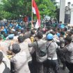Terjadi aksi saling dorong antara mahasiswa dan aparat keamanan usai pengunjuk rasa mencoba menorobos blokade aparat keamanan. Foto: Tim PaluPoso