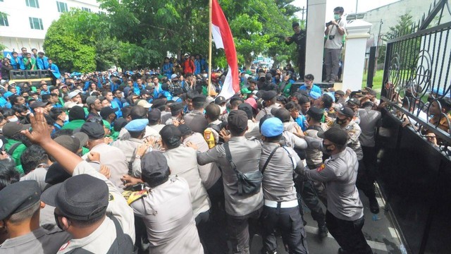 
 Terjadi aksi saling dorong antara mahasiswa dan aparat keamanan usai pengunjuk rasa mencoba menorobos blokade aparat keamanan. Foto: Tim PaluPoso
