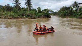 Tim Basarnas Palu lakukan pencarian korban terseret arus sungai/Ist