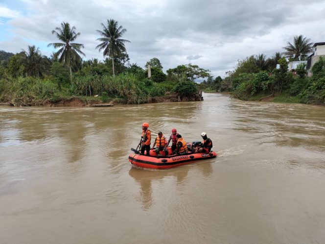 
 Tim Basarnas Palu lakukan pencarian korban terseret arus sungai/Ist