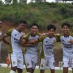 Salah satu pemain Celebest FC berduel dengan pemain Palu Putra pada laga Semi Final Liga 3 Sulteng musim 2022 di Tinombo, Senin (20/2/2023). (Foto : Adi Pranata)