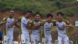 Salah satu pemain Celebest FC berduel dengan pemain Palu Putra pada laga Semi Final Liga 3 Sulteng musim 2022 di Tinombo, Senin (20/2/2023). (Foto : Adi Pranata)