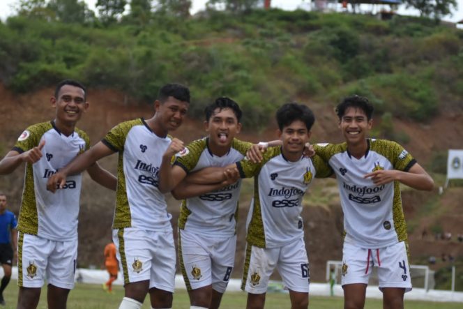 
 Salah satu pemain Celebest FC berduel dengan pemain Palu Putra pada laga Semi Final Liga 3 Sulteng musim 2022 di Tinombo, Senin (20/2/2023). (Foto : Adi Pranata)