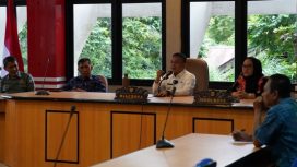 Wali Kota Palu, Hadianto Rasyid didampingi Sekretaris Daerah Kota Palu, Irmayanti Pettalolo memimpin langsung jalannya rapat bersama para pengurus dan jemaah Masjid Agung Baiturrahim Lolu, pada Kamis, 02 Februari 2023, di ruang rapat Bantaya Kantor Wali Kota Palu. Foto: Pemkot Palu