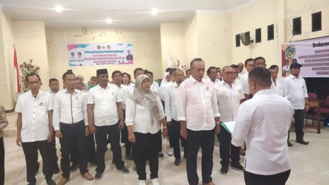 
 Ketua Umum Asosiasi Provinsi (Asprov) Persatuan Sepak Bola Seluruh Indonesia (PSSI) Sulawesi Tengah (Sulteng) Hadianto Rasyid melantik pengurus Asosiasi Kabupaten (Askab) PSSI) Kabupaten Parigi Moutong (Parimo) periode 2023-2027. Foto: Istimewa