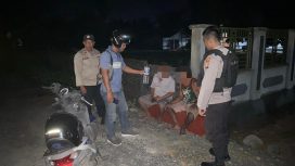 Personil Polsek Toili Bubarkan 2 Pria yang sedang asik meneggak Miras/ Humas Polres Banggai