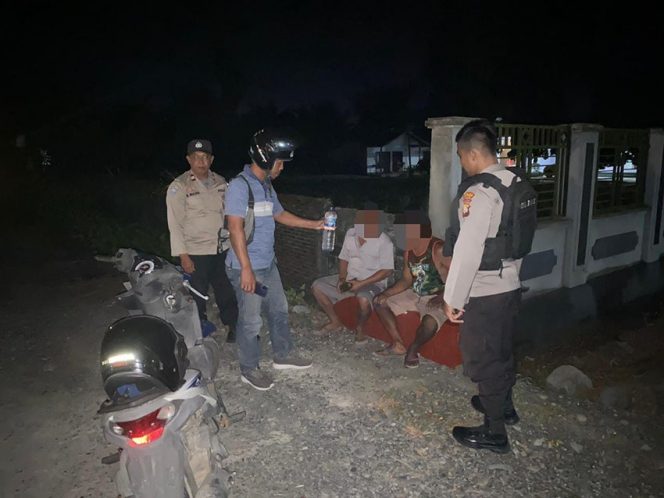 
 Personil Polsek Toili Bubarkan 2 Pria yang sedang asik meneggak Miras/ Humas Polres Banggai