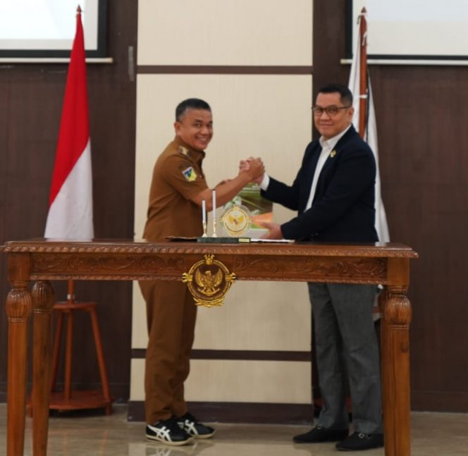 
 Wali Kota Palu Hadianto Rasyid serahkan LKPD tahun 2022 kepada BPK Sulteng. Foto : Humas Pemkot Palu