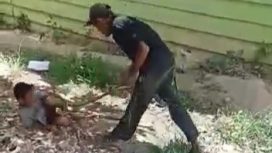 Tangkapan layar ayah di Bombana Sultra pukul anak berulang kali viral di media sosial. Foto: istimewa