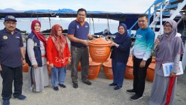 Pemerintah Kota Palu melalui Wakil Wali Kota Palu Reny A Lamadjido secara simbolis menerima 25 unit tempat sampah dari Poltekkes Kemenkes Palu. Foto : humas Pemkot Palu